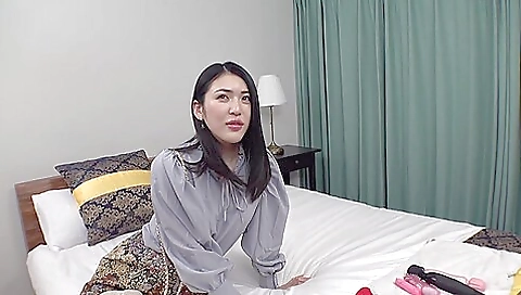 Sheia shows off her big black pussy
