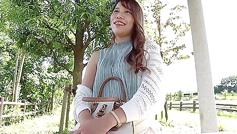 Misak recommendso and sexy asian model shows off her ass